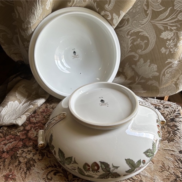 WEDGWOOD(ウェッジウッド)の希少品！英国製 黒壺 Wedgwood  strawberry hill エンタメ/ホビーの美術品/アンティーク(陶芸)の商品写真