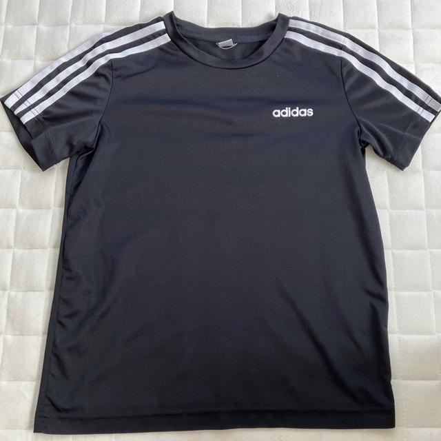 adidas(アディダス)のadidas 速乾Tシャツ　140サイズ キッズ/ベビー/マタニティのキッズ服男の子用(90cm~)(Tシャツ/カットソー)の商品写真