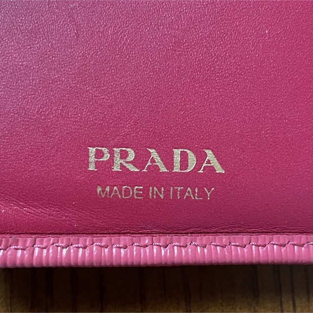 折りたたみ財布　PRADA