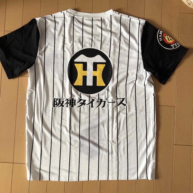 阪神タイガースTシャツ スポーツ/アウトドアの野球(応援グッズ)の商品写真