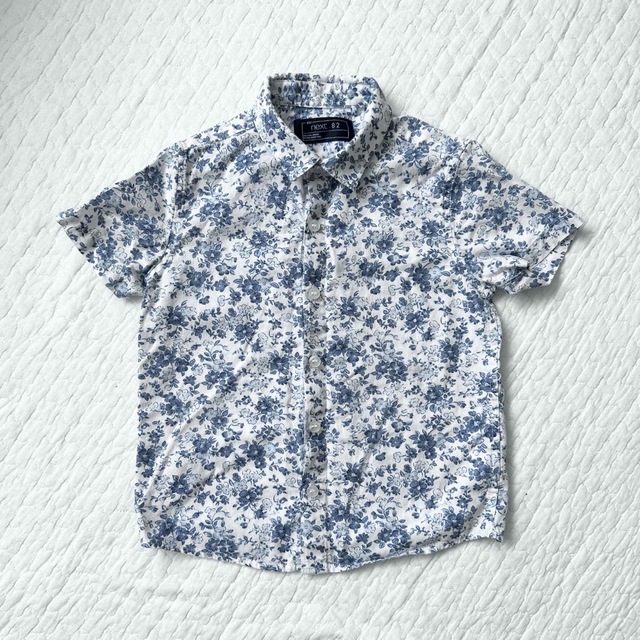 NEXT(ネクスト)のnext 花柄半袖ワイシャツ 98cm 2-3yrs キッズ/ベビー/マタニティのキッズ服男の子用(90cm~)(Tシャツ/カットソー)の商品写真