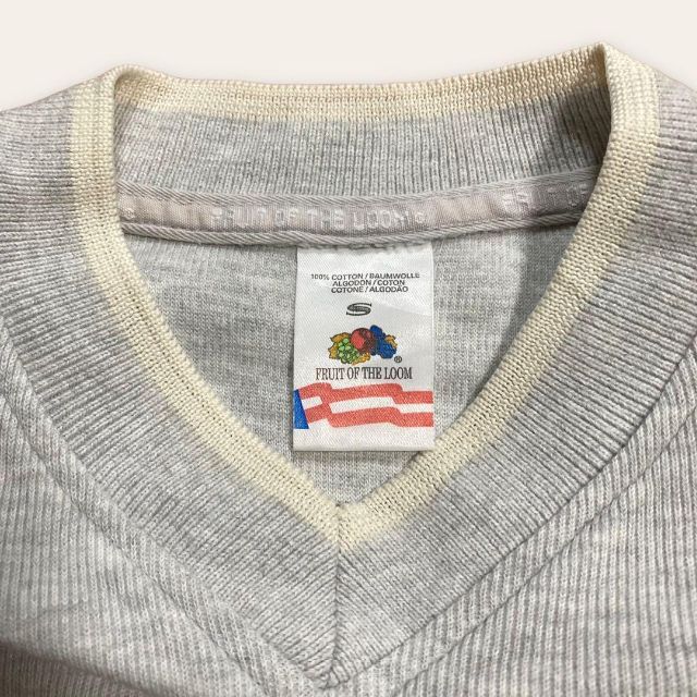 FRUIT OF THE LOOM(フルーツオブザルーム)のSXJ 古着 グレー フルーツオブザルーム　ロゴ　ワンポイント 長袖　Tシャツ メンズのトップス(Tシャツ/カットソー(七分/長袖))の商品写真