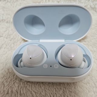 ギャラクシー(Galaxy)の美品　Galaxy buds Bluetooth 　イヤフォン　白　スマホ(ヘッドフォン/イヤフォン)