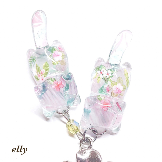 琉球ガラス　白桃ピンク　ジャンピング猫　ハイビスカス　レジン　バッグチャーム ハンドメイドのファッション小物(バッグチャーム)の商品写真