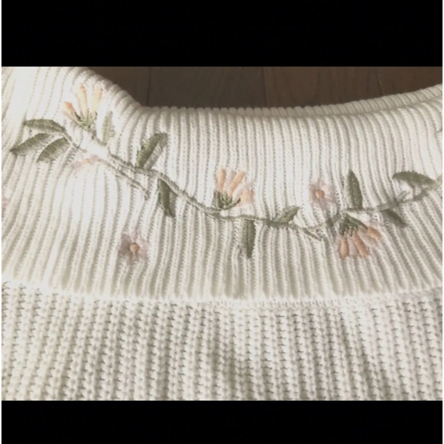 花柄　刺繍　オフショルダー　ホワイト　ニット　綿　コットン　Ｌ　オフショル レディースのトップス(ニット/セーター)の商品写真