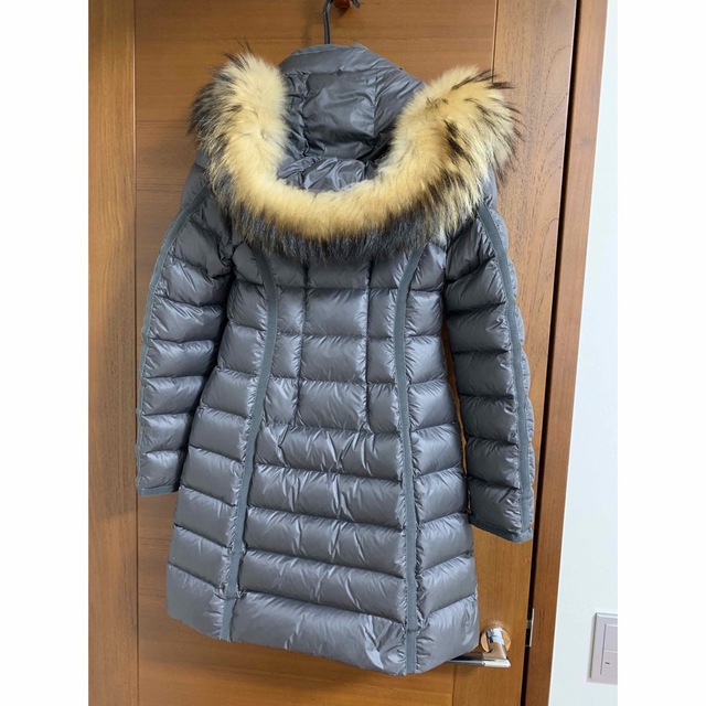 MONCLER(モンクレール)のモンクレール　hermifur グレー　00 エルミファー　moncler レディースのジャケット/アウター(ダウンジャケット)の商品写真