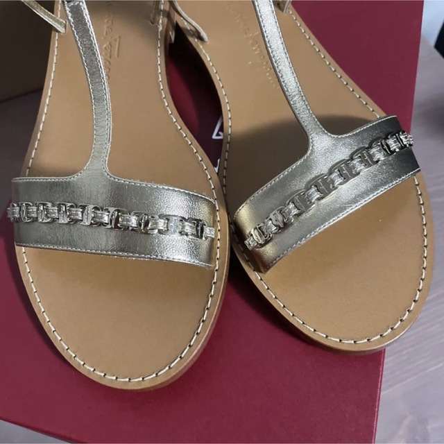 Ferragamo(フェラガモ)の新品　フェラガモ  サンダル　24cm ゴールド レディースの靴/シューズ(サンダル)の商品写真