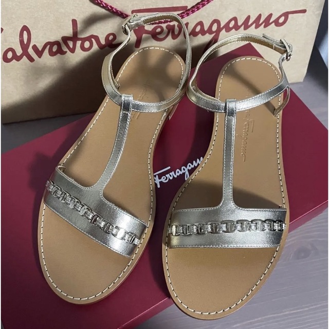 Ferragamo(フェラガモ)の新品　フェラガモ  サンダル　24cm ゴールド レディースの靴/シューズ(サンダル)の商品写真