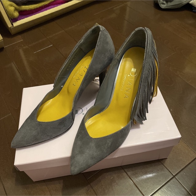 DIANA(ダイアナ)のダイアナ　アモロサ　グレイパンプス　ヒール　フリンジ　イエロー レディースの靴/シューズ(ハイヒール/パンプス)の商品写真