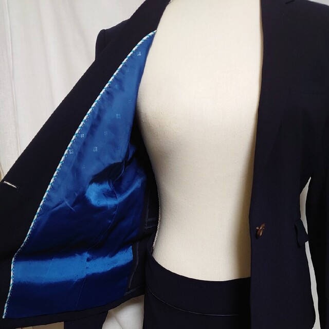 ORIHICA(オリヒカ)の美品　オリヒカ　シャドウストライプのスカートスーツセットアップ　濃紺　11号 レディースのフォーマル/ドレス(スーツ)の商品写真