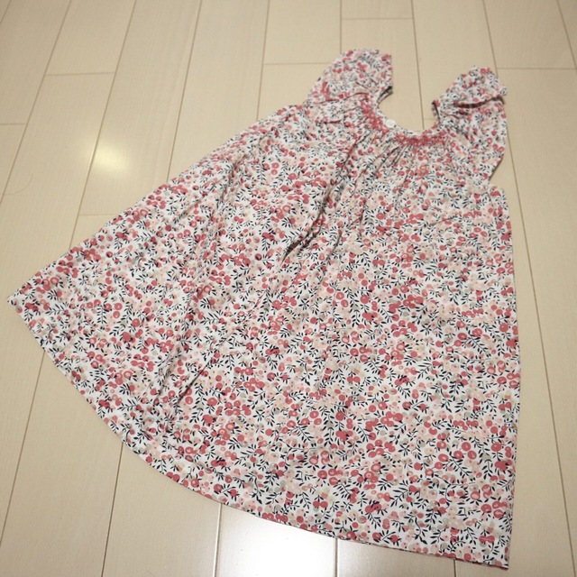 スモッキングワンピース100㎝ キッズ/ベビー/マタニティのキッズ服女の子用(90cm~)(ワンピース)の商品写真