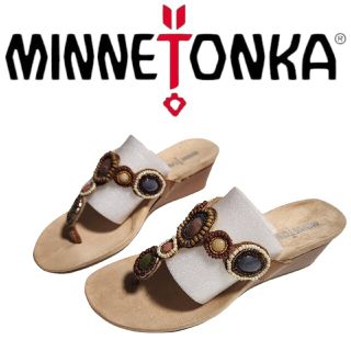 ミネトンカ(Minnetonka)の美品　ミネトンカ　エスニック　トングサンダル　ストーン装飾　22.0cm(サンダル)