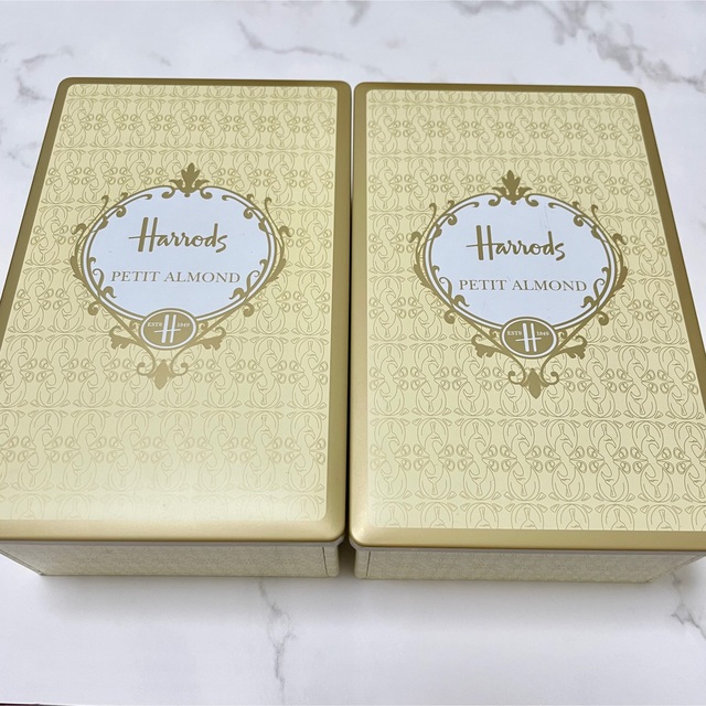 Harrods(ハロッズ)のハロッズ プチアーモンド クッキー缶 2個セット インテリア/住まい/日用品のインテリア小物(小物入れ)の商品写真