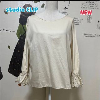 スタディオクリップ(STUDIO CLIP)の∇543 新品❣️スタディオクリップ きなり？袖スカラップ刺繍ブラウス(シャツ/ブラウス(長袖/七分))