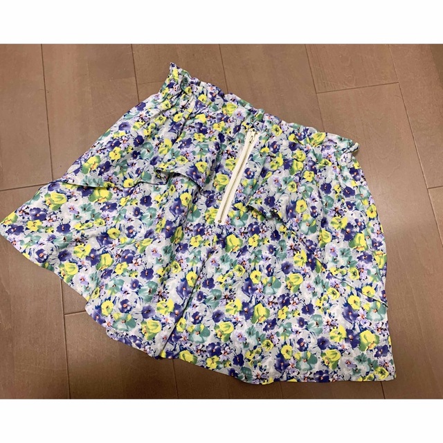 TOCCA(トッカ)の【美品】TOCCA 小花柄　ショートパンツ  キュロット　フレア レディースのパンツ(ショートパンツ)の商品写真