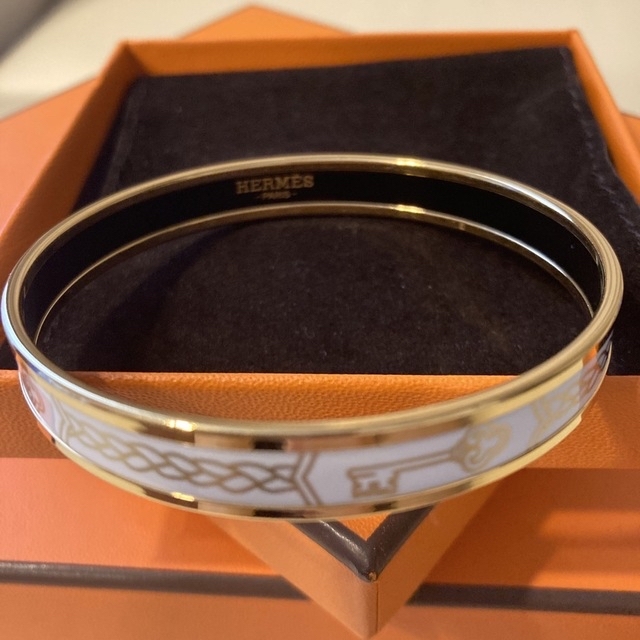 Hermes - エルメス♡バングル♡鍵柄♡ホワイト♡状態良しの通販 by タツノオトシゴ's shop|エルメスならラクマ