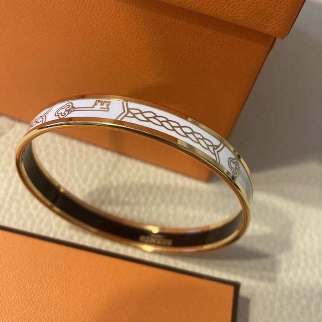 Hermes - エルメス♡バングル♡鍵柄♡ホワイト♡状態良しの通販 by タツノオトシゴ's shop|エルメスならラクマ