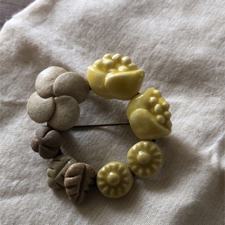 munon  陶器　小さな繋ぎのブローチ　黄色の花(ブローチ/コサージュ)