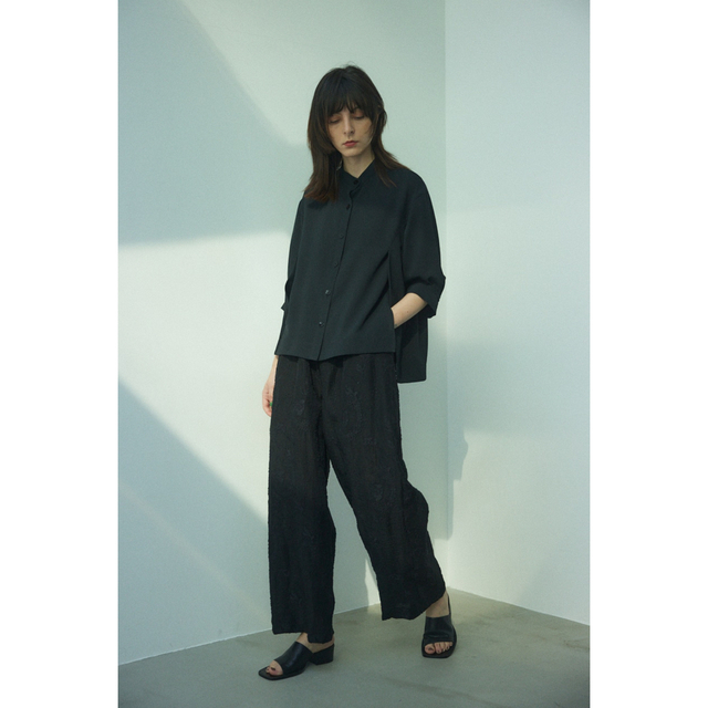 BLACK by moussy(ブラックバイマウジー)のBLACK BY MOUSSY loose embroidery pants レディースのパンツ(カジュアルパンツ)の商品写真