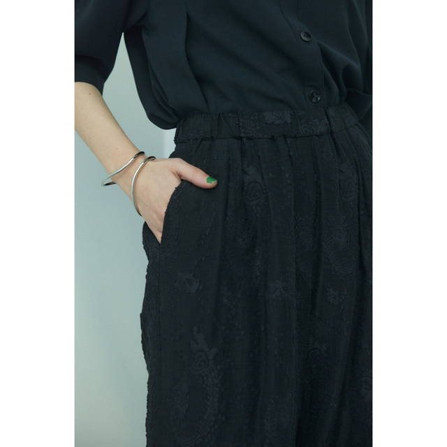 BLACK by moussy(ブラックバイマウジー)のBLACK BY MOUSSY loose embroidery pants レディースのパンツ(カジュアルパンツ)の商品写真