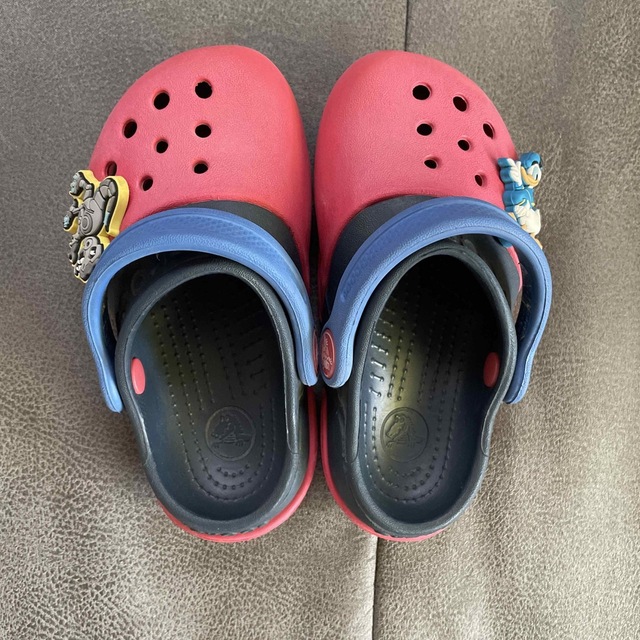 crocs(クロックス)のクロックス キッズ/ベビー/マタニティのキッズ靴/シューズ(15cm~)(サンダル)の商品写真