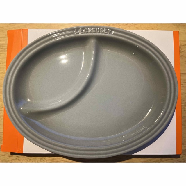 LE CREUSET(ルクルーゼ)の【新品・未使用】ル・クルーゼ　オーバルプレート マルチグレイ インテリア/住まい/日用品のキッチン/食器(食器)の商品写真