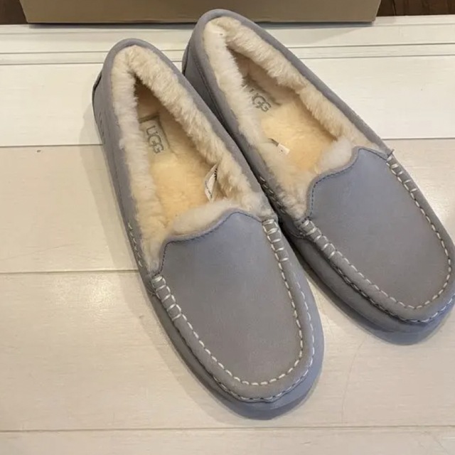 UGG(アグ)の美品　UGG ANSLEY  モカシン　size8 ライトグレー レディースの靴/シューズ(スリッポン/モカシン)の商品写真