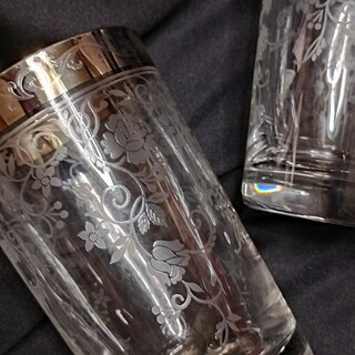 ミキモト(MIKIMOTO)のMIKIMOTOのグラスゴールドの縁とクラスの表面のデザイがゴージャスなグラス(グラス/カップ)