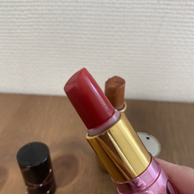 GUERLAIN(ゲラン)の中古　GUERAINとHUGO BOSS リップ　2本まとめ売り コスメ/美容のベースメイク/化粧品(口紅)の商品写真