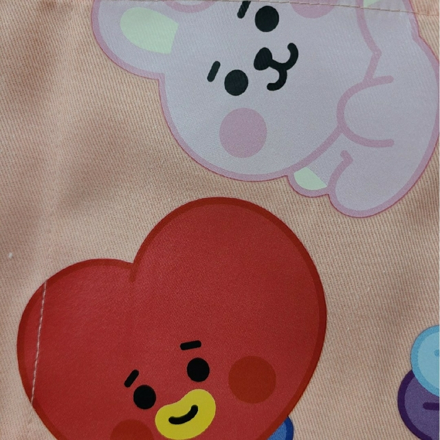 BT21(ビーティーイシビル)の新品 bt21 3つポケット エプロン 保育士 介護士 キッチン bts インテリア/住まい/日用品のインテリア/住まい/日用品 その他(その他)の商品写真