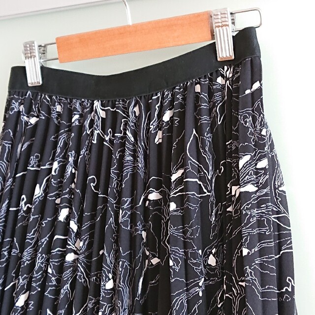 しまむら(シマムラ)の(値下げ)新品 プリーツ花柄スカート レディースのスカート(ロングスカート)の商品写真
