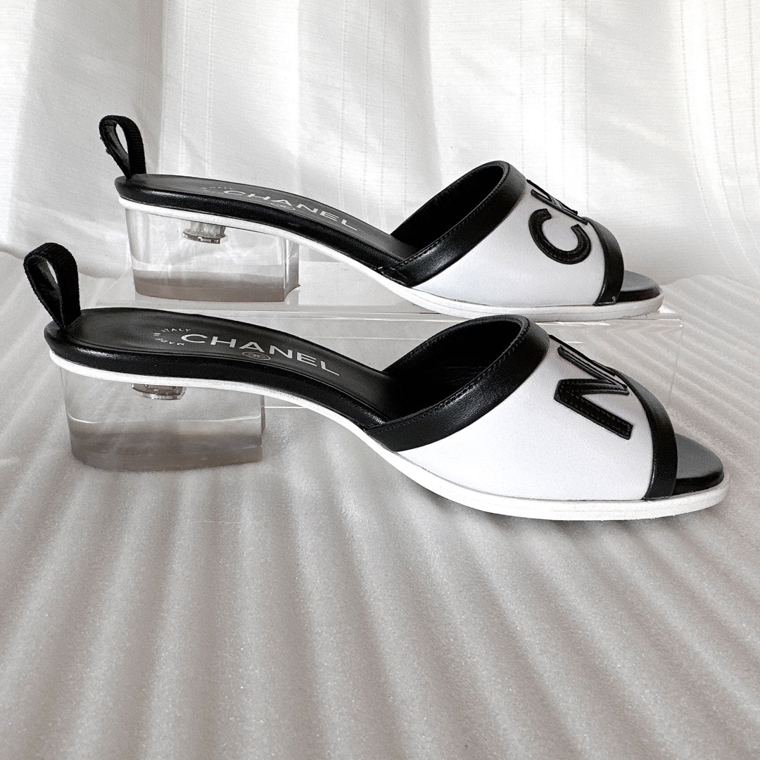 CHANEL(シャネル)のCHANEL シャネル　ロゴ入り　サンダル　ミュール　フラットシューズ　極美品 レディースの靴/シューズ(サンダル)の商品写真