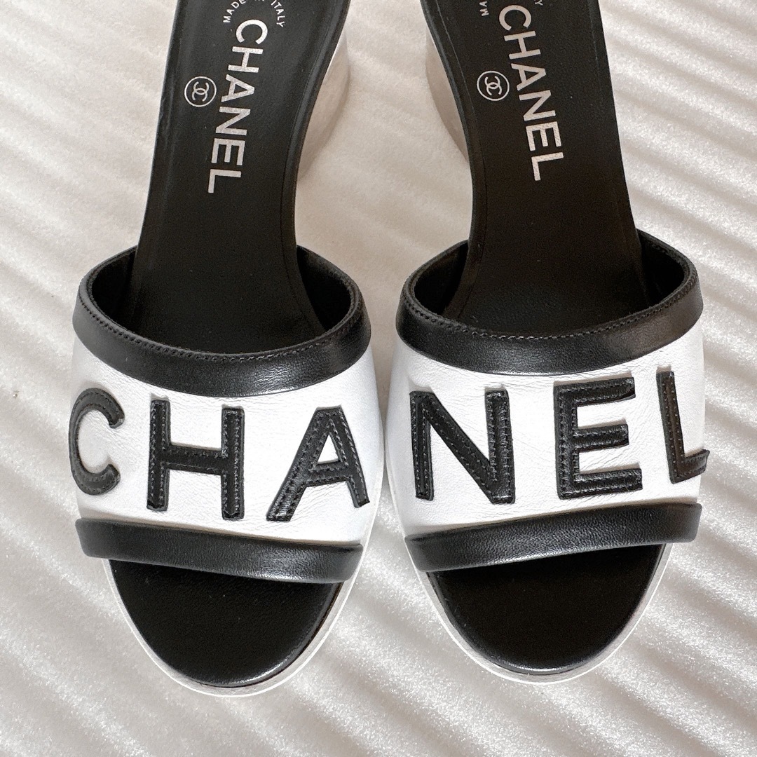 CHANEL(シャネル)のCHANEL シャネル　ロゴ入り　サンダル　ミュール　フラットシューズ　極美品 レディースの靴/シューズ(サンダル)の商品写真