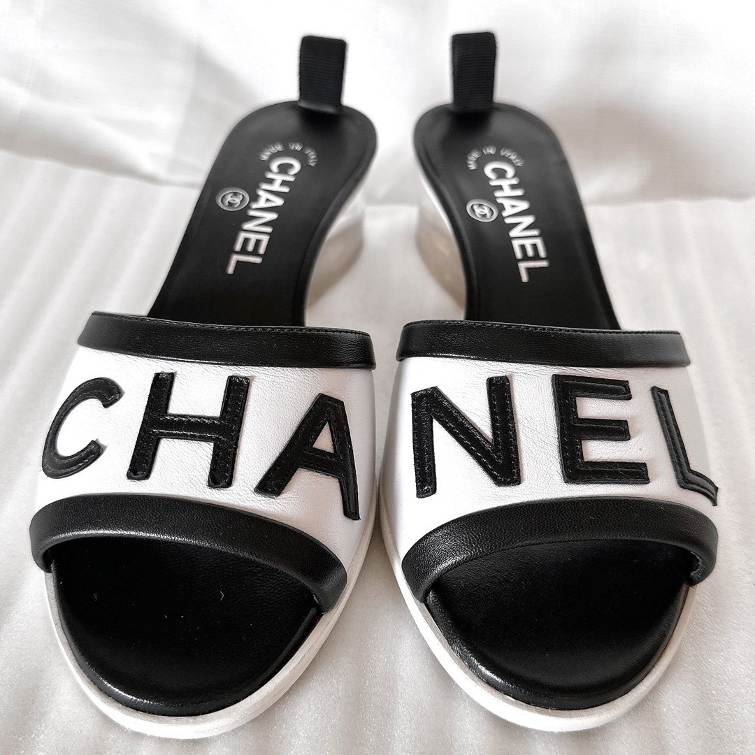 CHANEL(シャネル)のCHANEL シャネル　ロゴ入り　サンダル　ミュール　フラットシューズ　極美品 レディースの靴/シューズ(サンダル)の商品写真