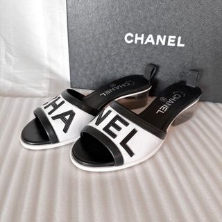 シャネル(CHANEL)のCHANEL シャネル　ロゴ入り　サンダル　ミュール　フラットシューズ　極美品(サンダル)