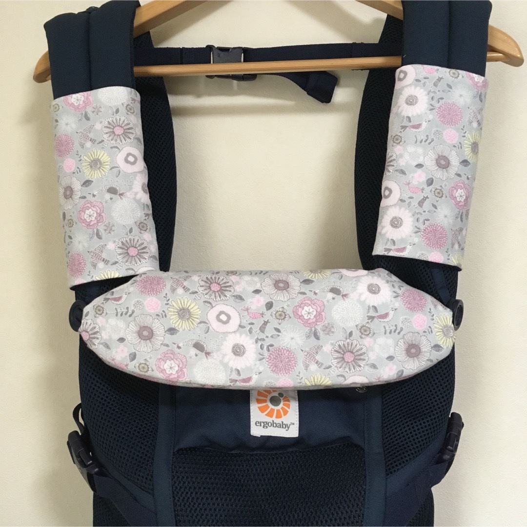 Ergobaby(エルゴベビー)のとっち様専用♡エルゴadapt専用 よだれカバーセット リバーシブル  ハンドメイドのキッズ/ベビー(外出用品)の商品写真