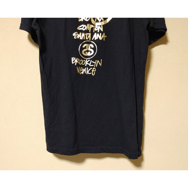 STUSSY(ステューシー)のSTUSSY＊Tシャツ・半袖・サイズＬ＊両面プリントロゴ入り・ブラック・ゴールド レディースのトップス(Tシャツ(半袖/袖なし))の商品写真