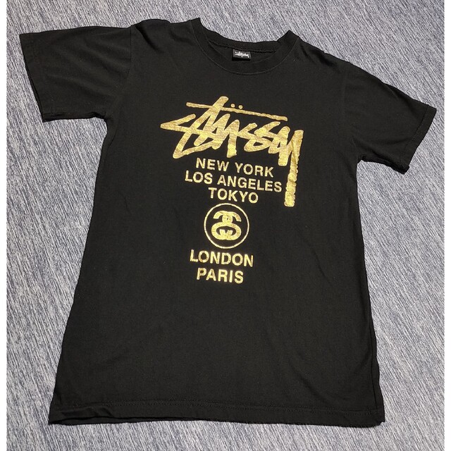 STUSSY(ステューシー)のSTUSSY＊Tシャツ・半袖・サイズＬ＊両面プリントロゴ入り・ブラック・ゴールド レディースのトップス(Tシャツ(半袖/袖なし))の商品写真