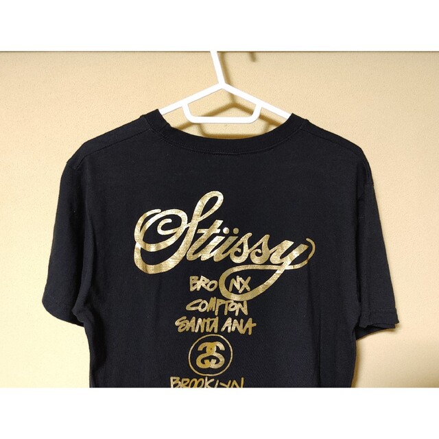 STUSSY(ステューシー)のSTUSSY＊Tシャツ・半袖・サイズＬ＊両面プリントロゴ入り・ブラック・ゴールド レディースのトップス(Tシャツ(半袖/袖なし))の商品写真