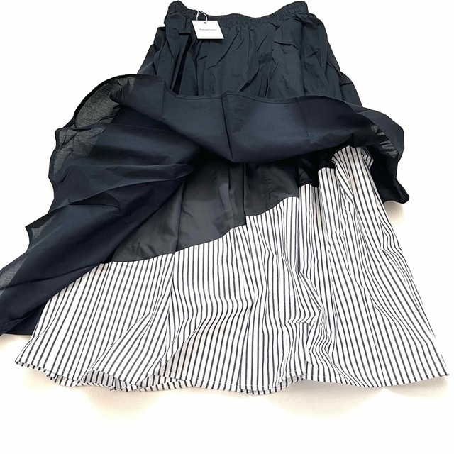 Million Carats(ミリオンカラッツ)の新品✨Million Carats アシンメトリー フレア スカート 紺 タグ付 レディースのスカート(ロングスカート)の商品写真
