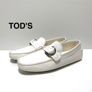 トッズ(TOD'S)の☆未使用 トッズ シボ革 リング ベルト ドライビングシューズ 白 イタリア製(ハイヒール/パンプス)