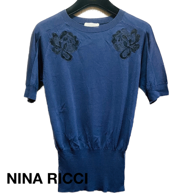 NINA RICCI(ニナリッチ)のNINA RICCI ニナリッチ ネイビーサマーニット  黒いレース花モチーフ入 レディースのトップス(ニット/セーター)の商品写真