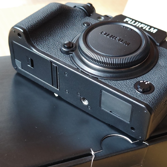 【美品】X-T4 ボディ　FUJIFILM 富士フイルム スマホ/家電/カメラのカメラ(ミラーレス一眼)の商品写真