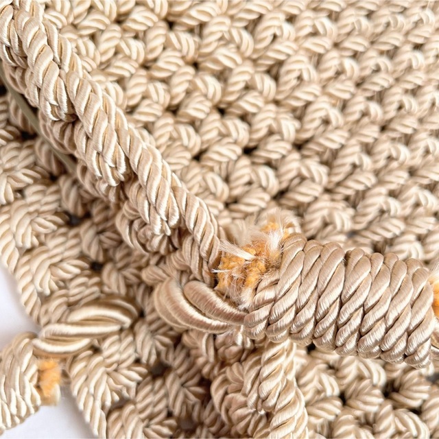 ZARA(ザラ)の【ZARA】かぎ針編み ロープ編みトートバッグ ゴールド カゴバッグ レディースのバッグ(かごバッグ/ストローバッグ)の商品写真