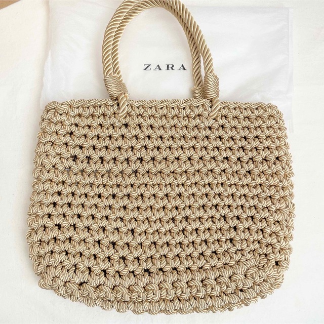 ZARA(ザラ)の【ZARA】かぎ針編み ロープ編みトートバッグ ゴールド カゴバッグ レディースのバッグ(かごバッグ/ストローバッグ)の商品写真