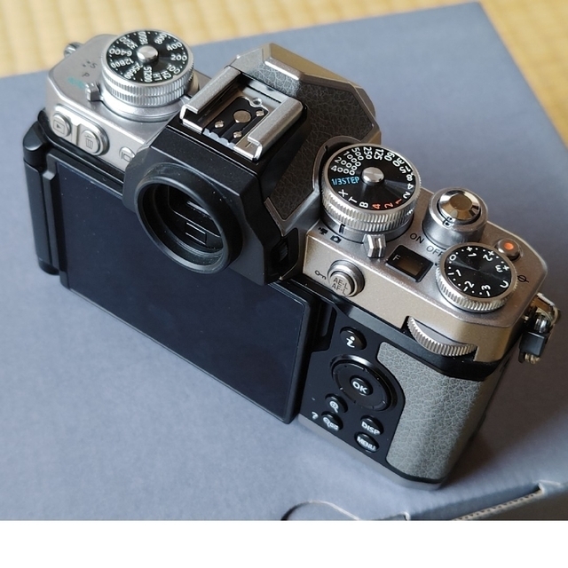 【美品】Nikon Z-fc　ボディ スマホ/家電/カメラのカメラ(ミラーレス一眼)の商品写真