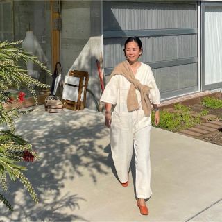 キーラ(KiiRA)のkiira smocking jump suits off white 新品(オールインワン)