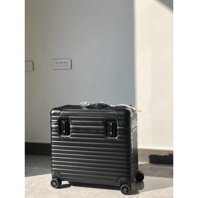 新しい到着 RIMOWA - 新型 パイロット リモワ 最安値!RIMOWA スーツ