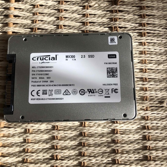 Crucial MX300 2.5-Inch SSD 525GBの通販 by Par Bonehur｜ラクマ
