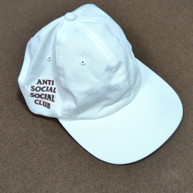 ANTI SOCIAL SOCIAL CLUB(アンチソーシャルソーシャルクラブ)のASSC ホワイト ロゴキャップ メンズの帽子(キャップ)の商品写真